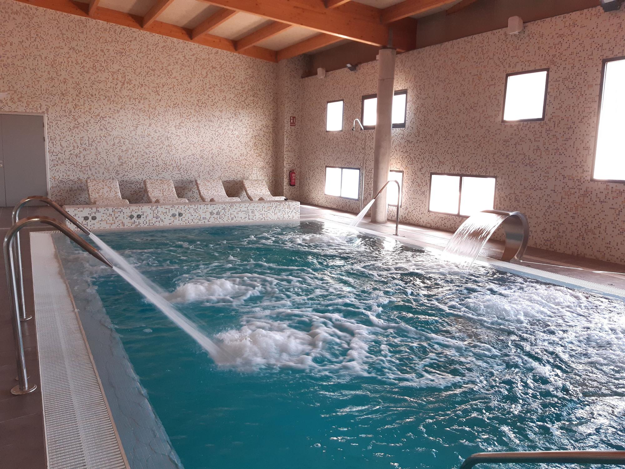 Spa ubicado en la planta baja con una piscina activa.