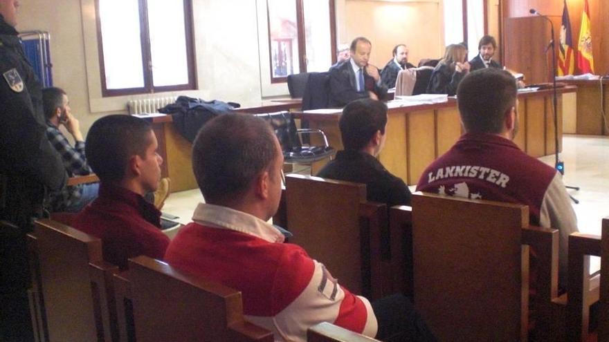 Varios de los acusados de la banda de atracadores paramilitares, ayer durante el juicio.