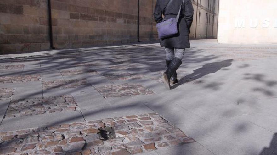 El entorno de Viriato, también con baches en el empedrado.