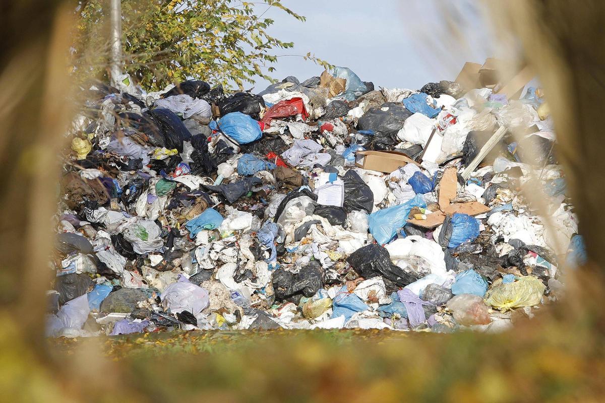 Deixalles apilonades fora de la incineradora.