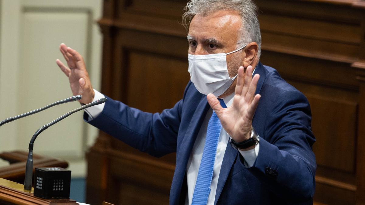 El presidente canario, Ángel Víctor Torres, en el Parlamento autonómico ayer.