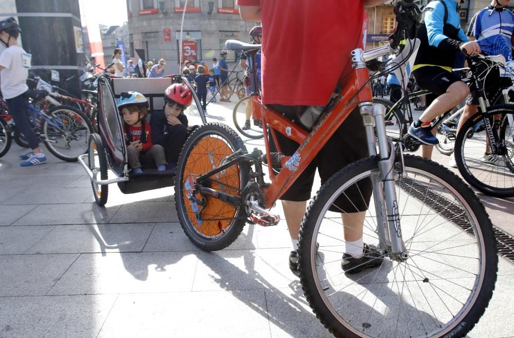 Decenas de aficionados al pedal asistieron a la primera marcha Decabike por el centro de Vigo