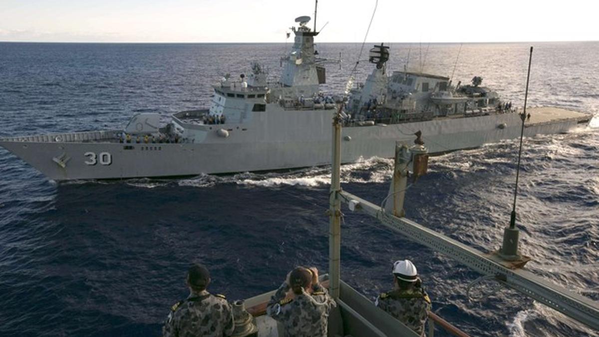 Barcos australianos rastrean la zona del Índico donde se cree que cayó el avión de Malaysia Airlines, este lunes.