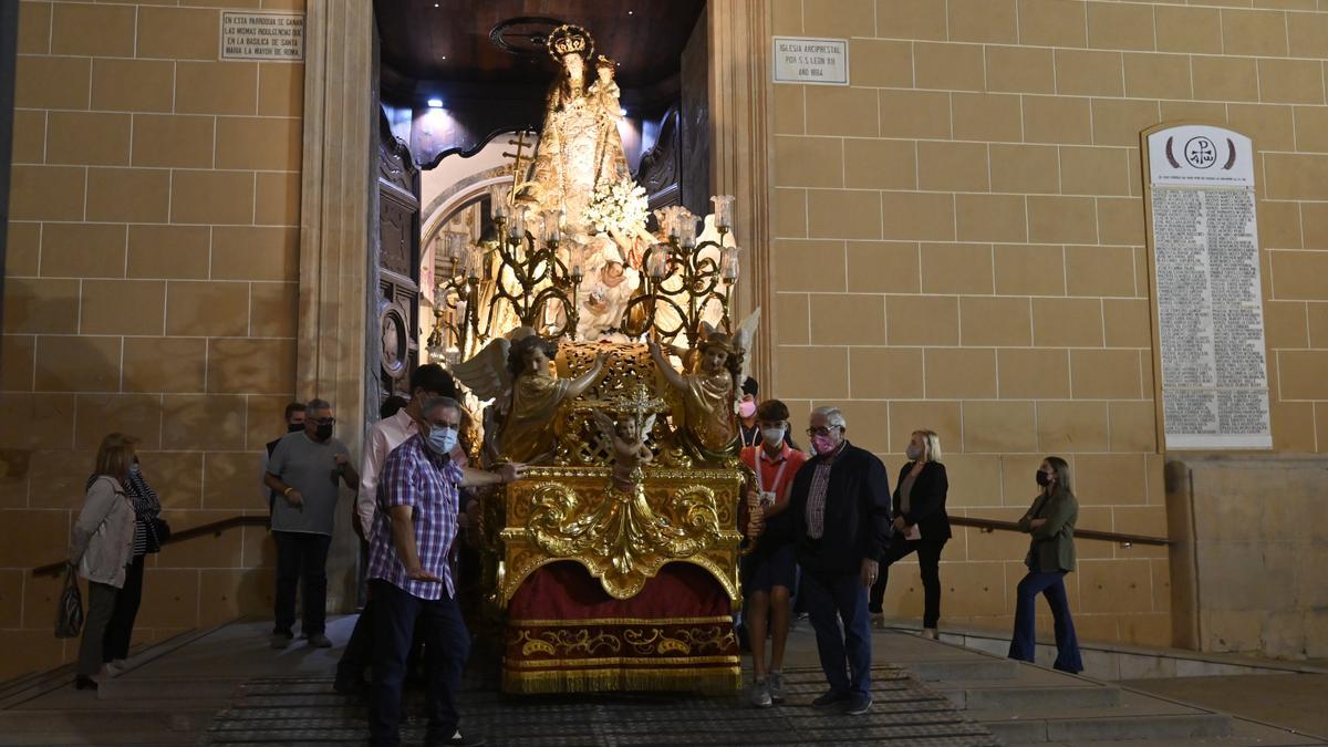 Momento en el que la imagen de la Virgen del Rosario salía de la iglesia arciprestal de Vila-real.