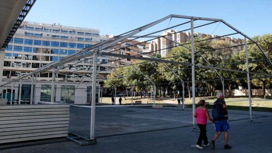 Estructura de la carpa que ha empezado a montarse en la plaza de SS MM los Reyes de España, bajo el Ayuntamiento, para la fiesta de Carnaval del sábado.