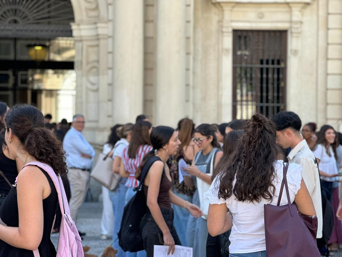 Aspirantes de la selectividad en la entrada de la Facultad de Geografía e Historia de la Universidad de Sevilla.