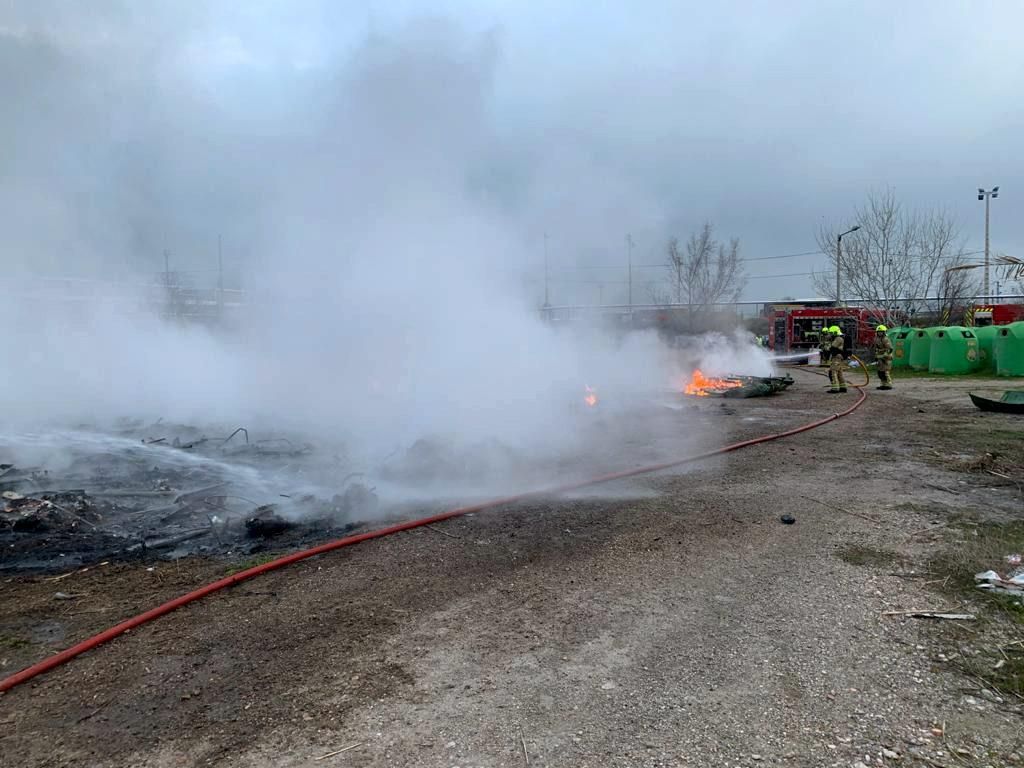 Incendio en el depósito de contenedores de FCC en La Cartuja