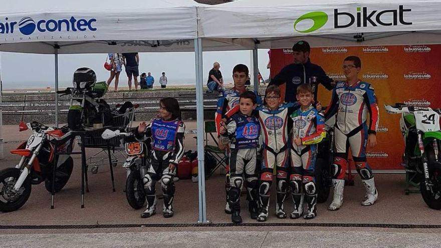 Los jovenes pilotos participantes, junto a sus motos.