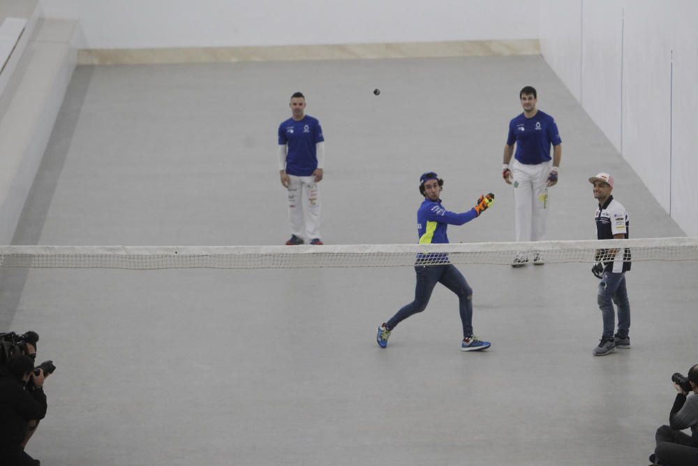 Los pilotos del Mundial, en una exhibición de pilota en Pelayo