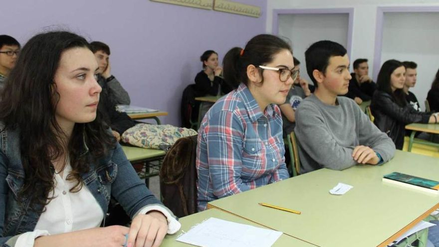 Algunos de los jóvenes, durante el coloquio de ayer.