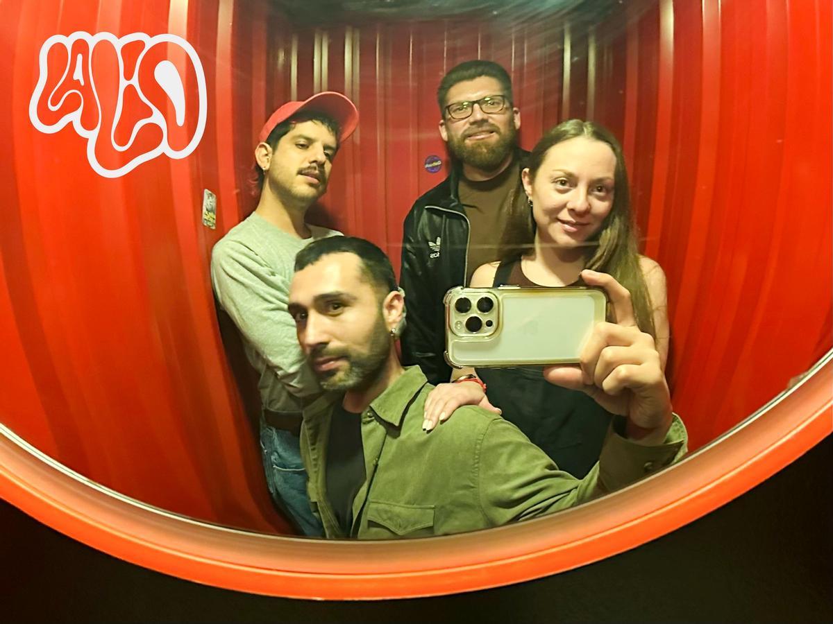 Felipe, Nico, Daniel y Lore, posando en el espejo de 'selfies' del bar.