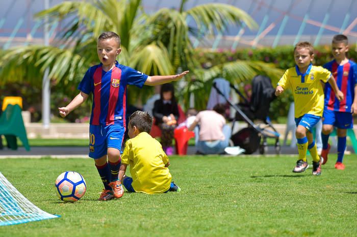 Niños aficionados del FC Barcelona y de la UD ...