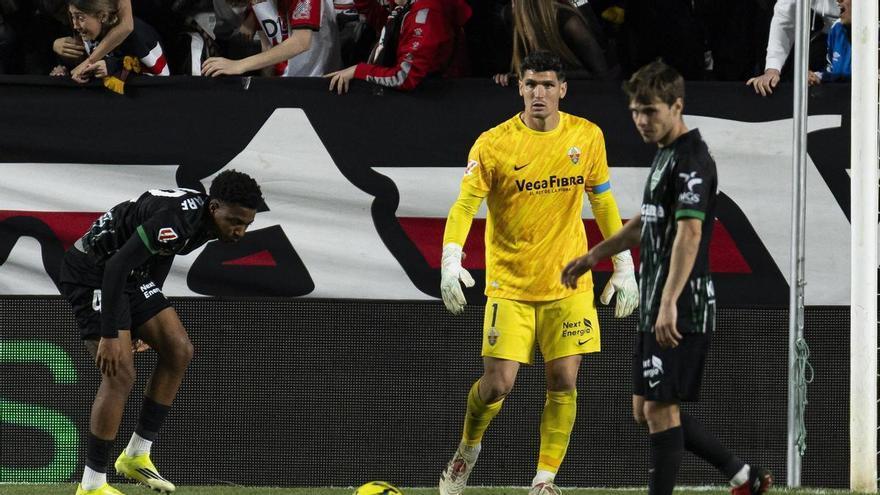 El Elche también se pierde en Vallecas