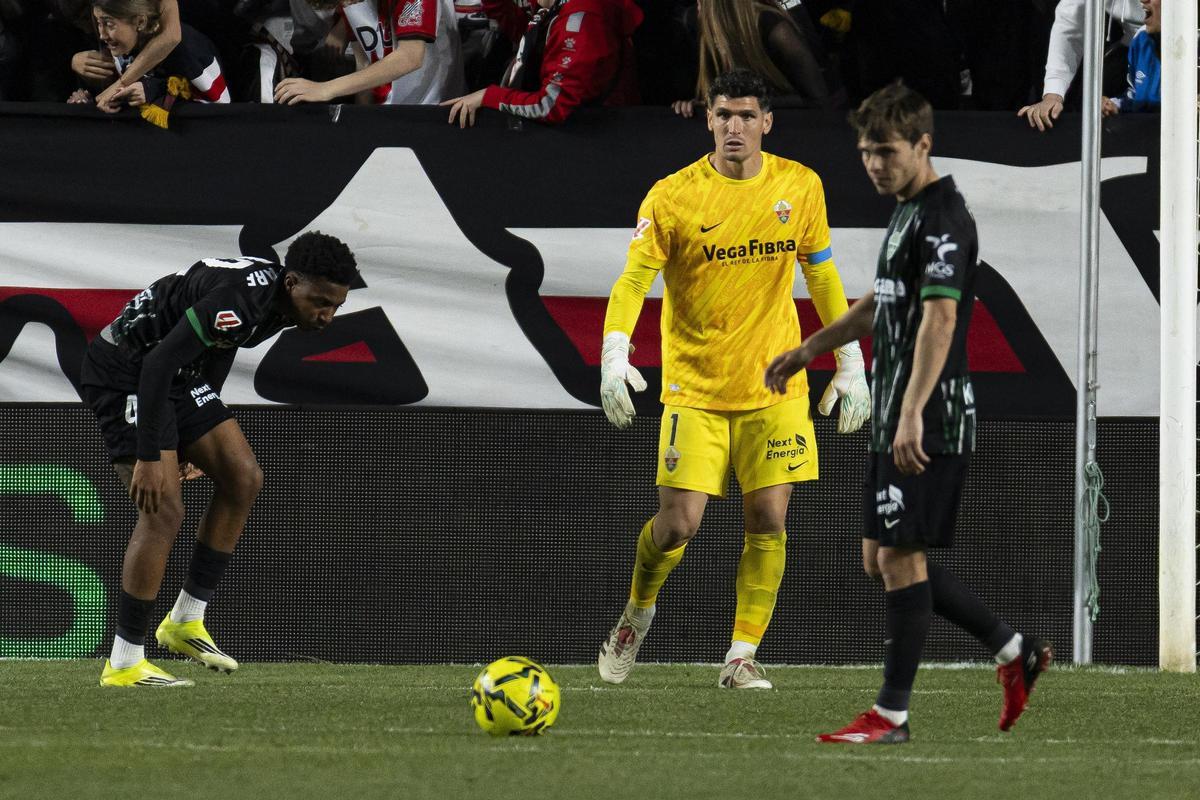 Buba Sangaré, Matías Dituro y Aleix Febas, tras la derrota en Vallecas.