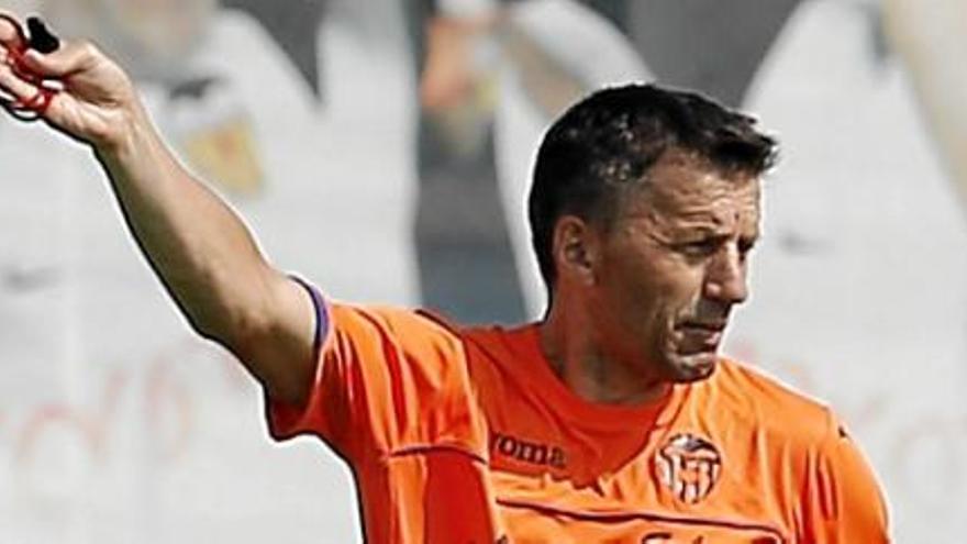 El entrenador del Valencia, Miroslav Djukic, da instrucciones.