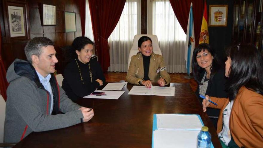 Nidia Arévalo, manteniendo una reunión con representantes de Aceesca, el pasado mes de enero. // FdV