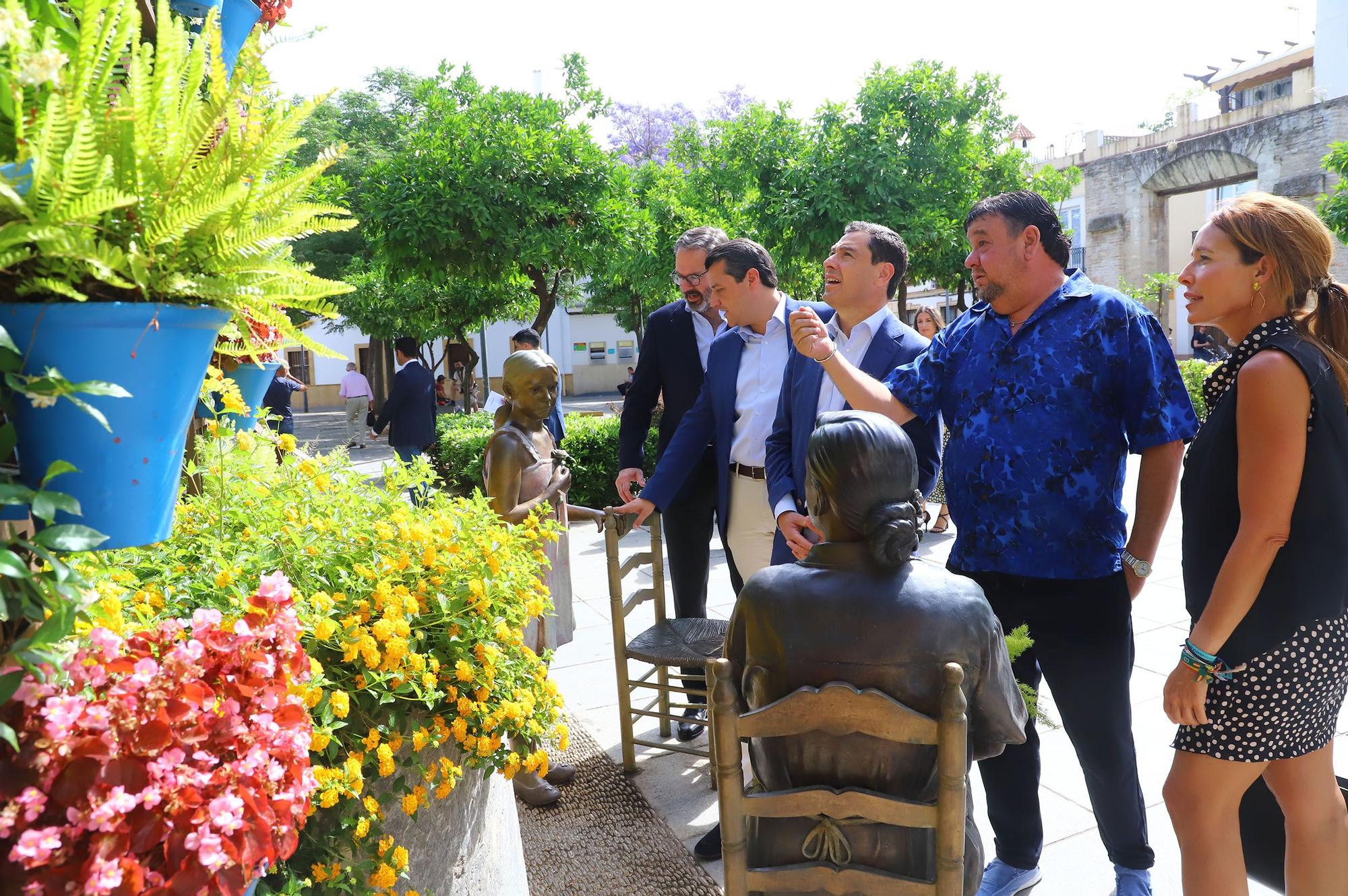 Juanma Moreno visita los Patios de Córdoba