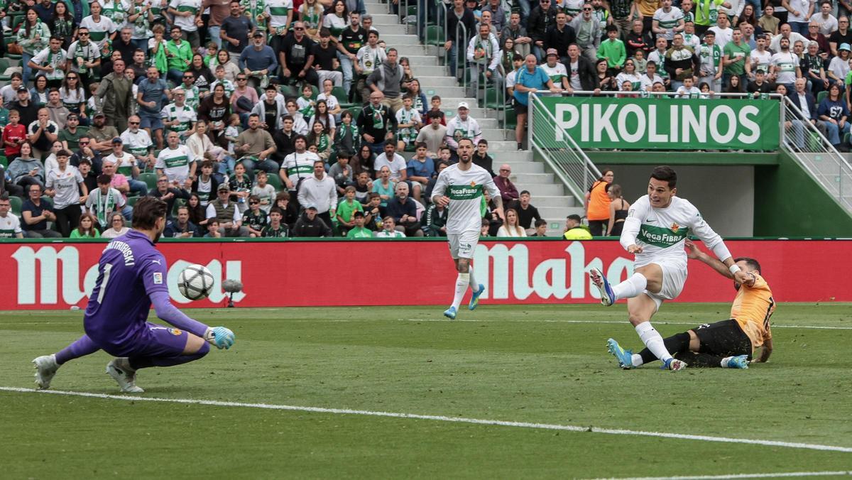 Cepeda remata con la zurda para batir a Dimitrievski y marcar su primer gol con el Elche