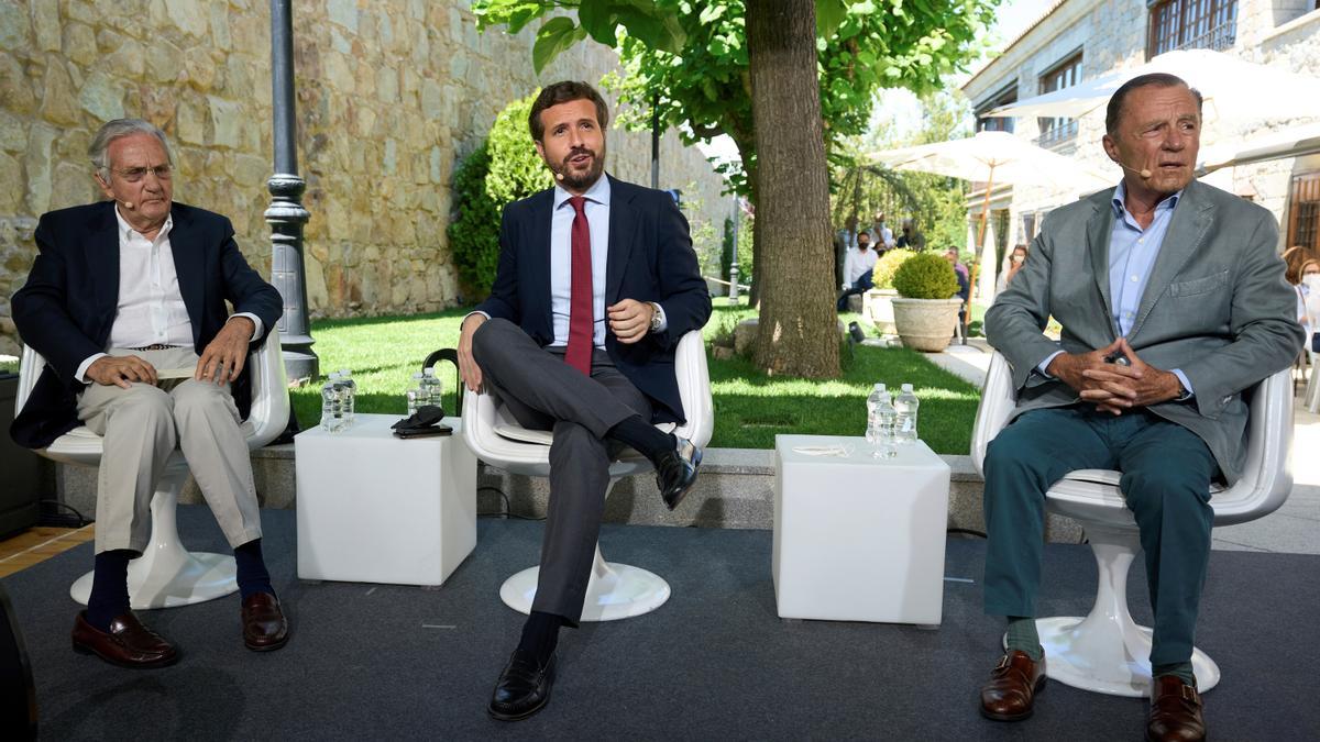 Casado, en el centro de la imagen, durante el acto del PP en Ávila.