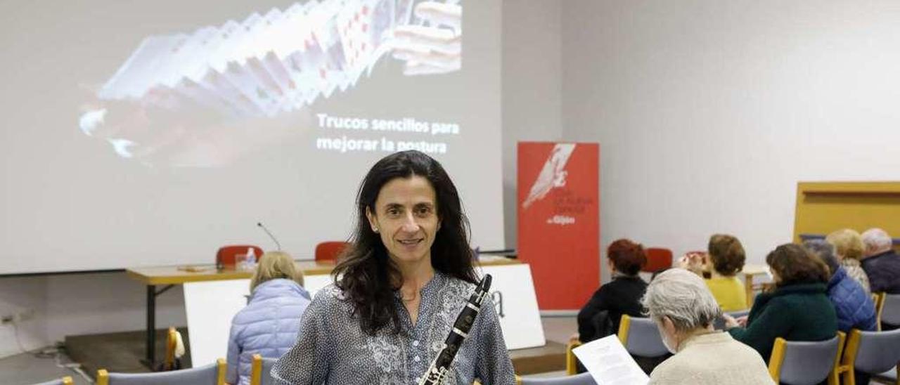 Ana María Pérez, con su clarinete, ayer, antes de su charla en el Club LA NUEVA ESPAÑA de Gijón.