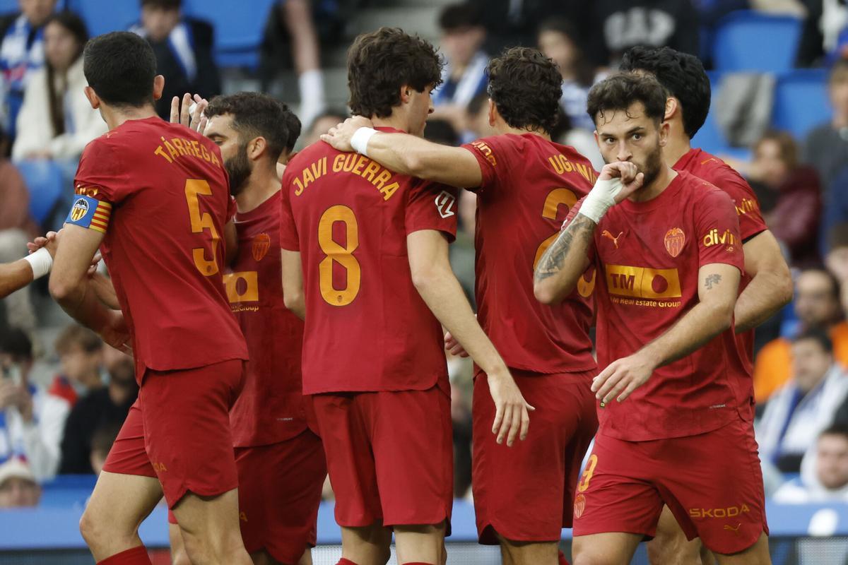SAN SEBASTIÁN, 17/05/2026.- El delantero del Valencia Hugo Duro (d) celebra su gol, segundo del equipo ante la Real, durante el partido de la jornada 37 de LaLiga que Real Sociedad y Valencia CF disputan este domingo en el estadio de Anoeta. EFE/Juan Herrero