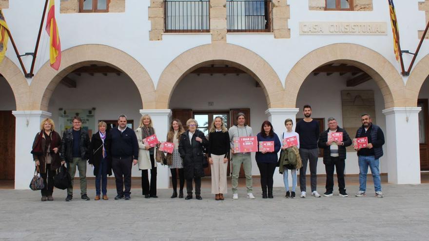 Los premiados, ayer con la alcaldesa en la puerta del Ayuntamiento de Santa Eulària | ASE