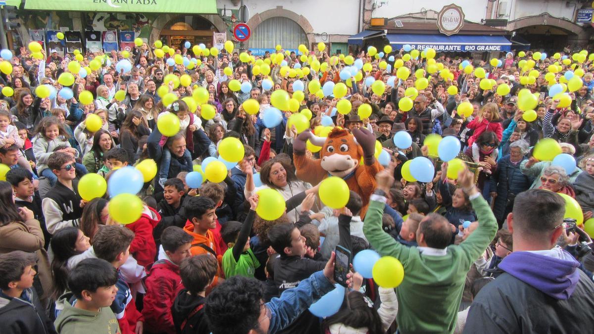 Algunos de los asistentes a la presentación de Cangas de Onís como participante en el &quot;Gran Prix&quot;.