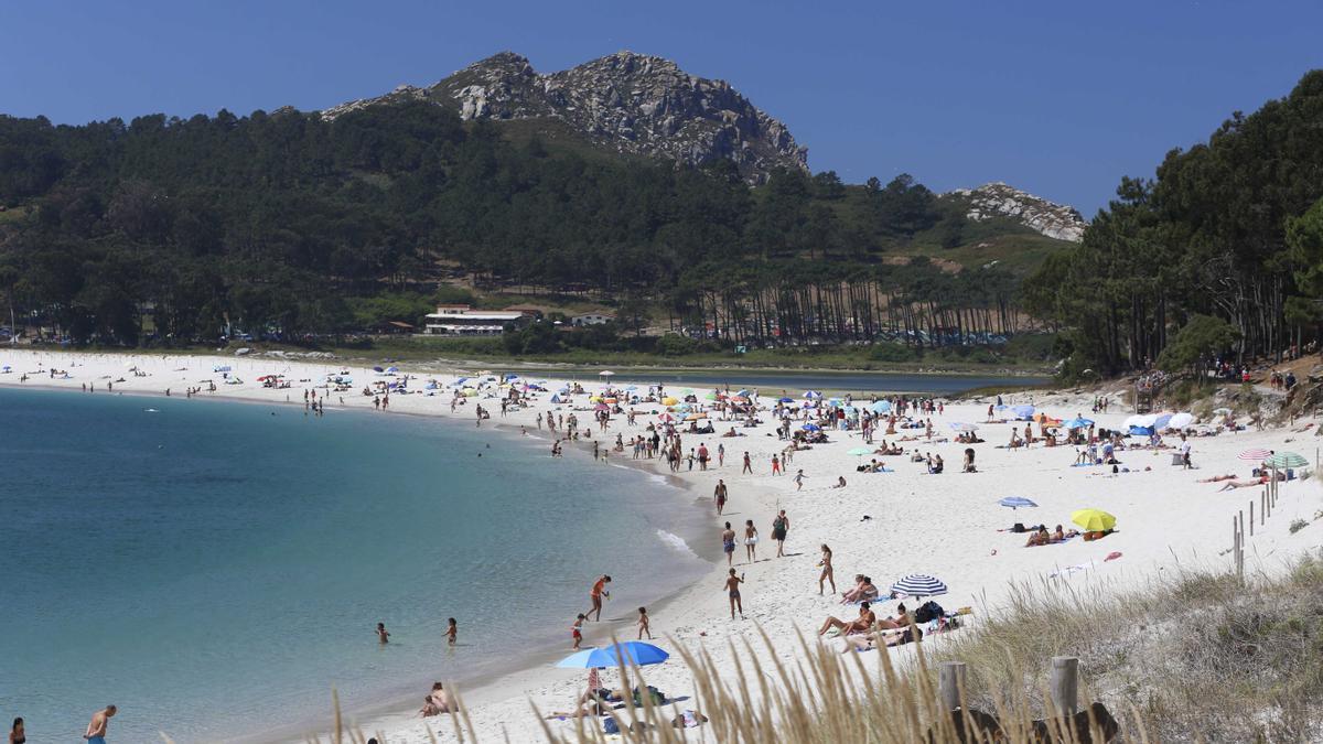 La playa de Rodas, en Cíes, llena de bañistas en una jornada veraniega.