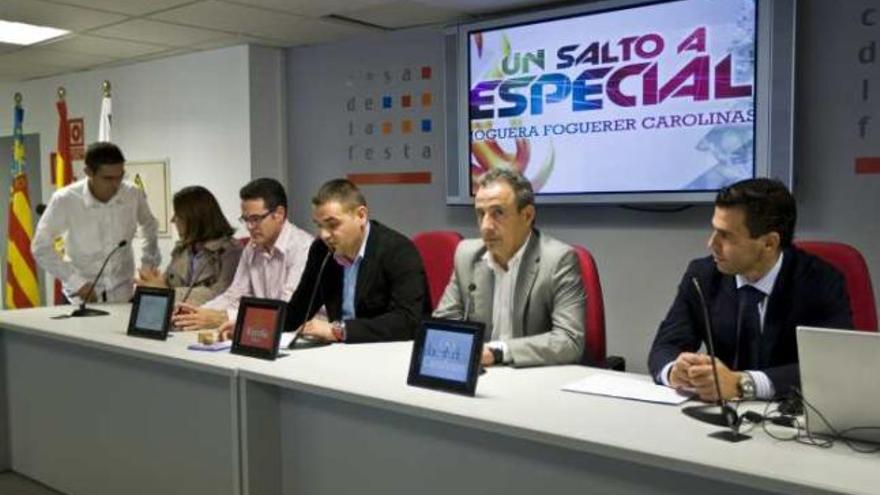 El edil de Fiestas, Mariano Postigo, en el centro, acompañó a la hoguera en la firma del contrato.