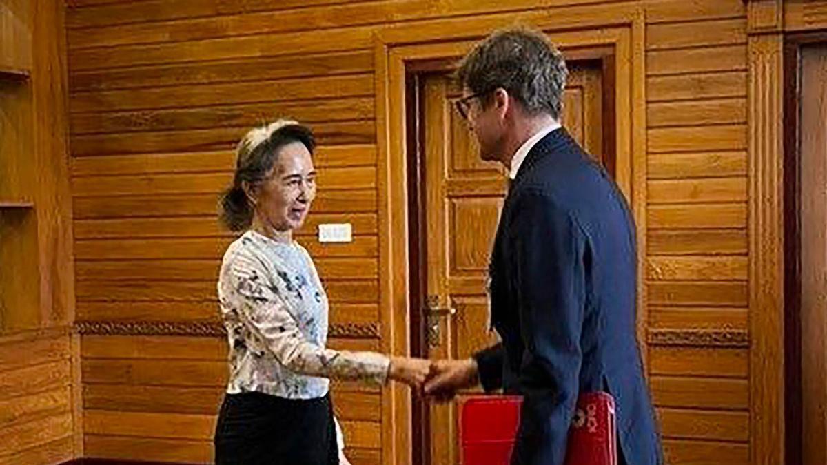 El Gobierno birmano muestra al fin a Suu Kyi para acabar con las dudas sobre su salud