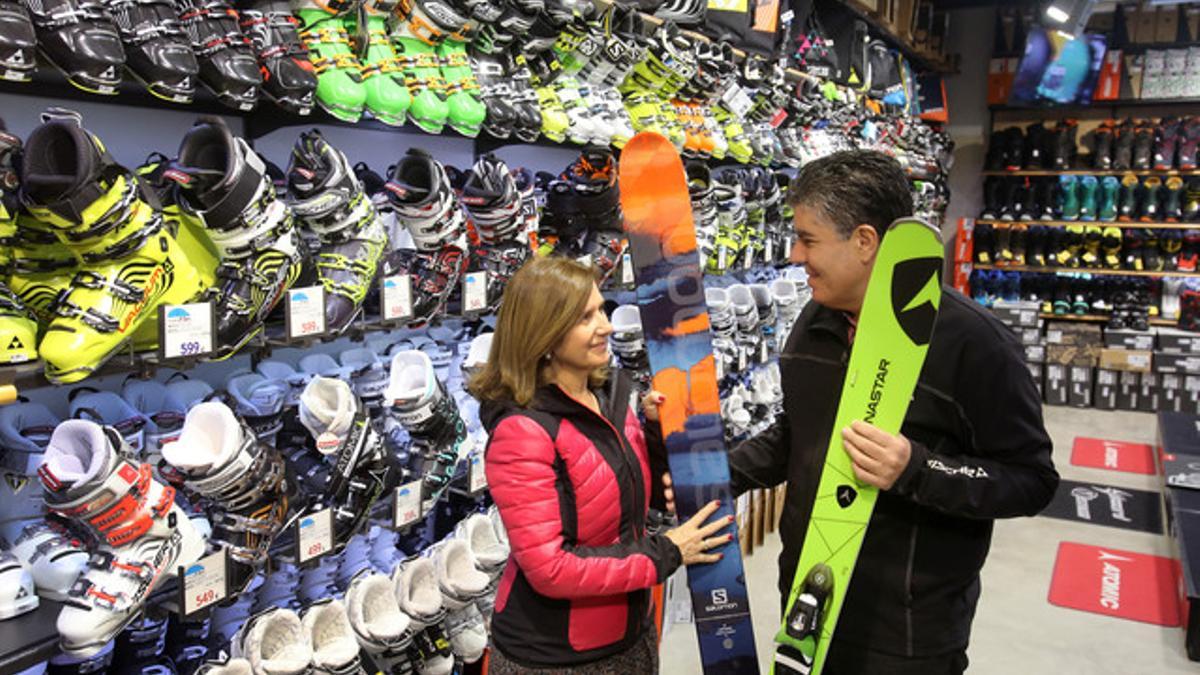 Mercè Tartera y Xavier Samper, junto a la zona dedicada a las botas de esquí en Esports L'Iglú