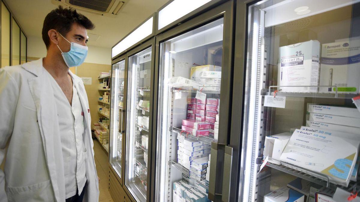 Un especialista del servicio de Farmacia, frente a un estante con medicinas comunes del hospital Reina Sofía de Murcia.