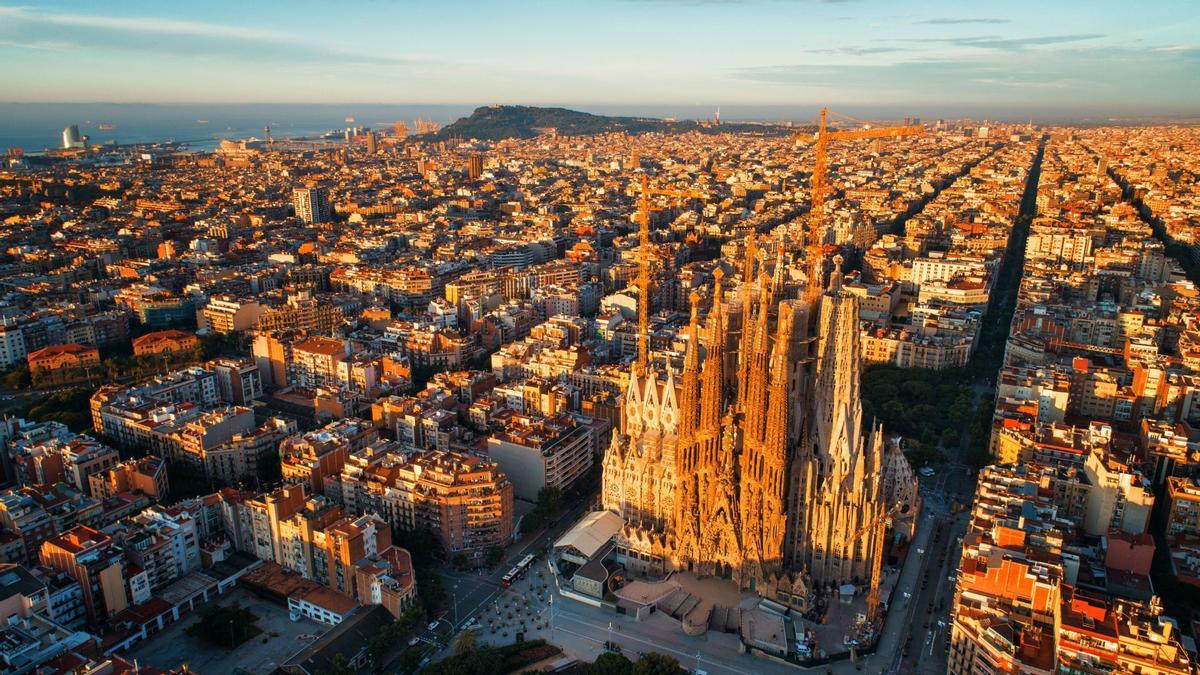 Vista aérea de la ciudad de Barcelona, Cataluña, con la Sagrada Familia como elemento principal