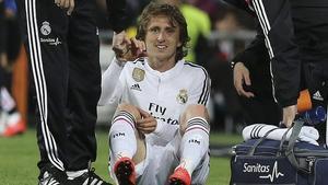 Modric es lamenta de la lesió soferta davant el Màlaga al Bernabéu, dissabte.