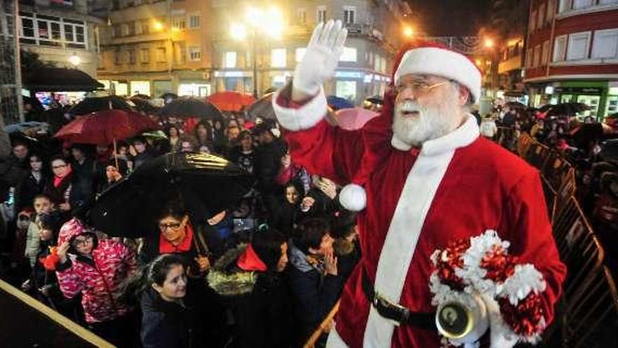 Papá Noel recibió a los niños en la Plaza de Galicia. // Iñaki Abella