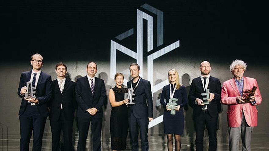 Ganadores de los premios DesignEuropa 2018 en Varsovia. De izquierda a derecha: representantes de Siemens Healthineers (categoría industrial), Marcus Pedersen (empresas pequeñas y emergentes) y Hartmut Esslinger (premio trayectoria profesional).