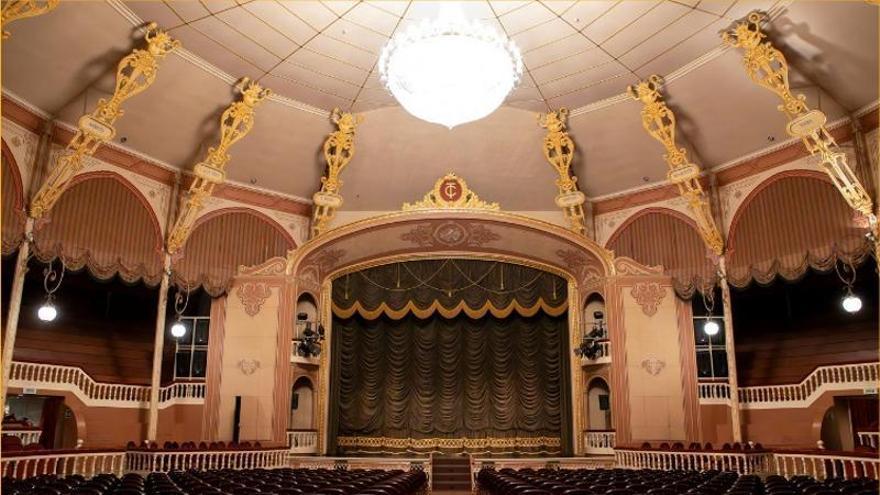 El Teatro Circo de Orihuela vuelve a llenar de humor, sabor y buen ambiente sus noches con “Risas y Picoteo”