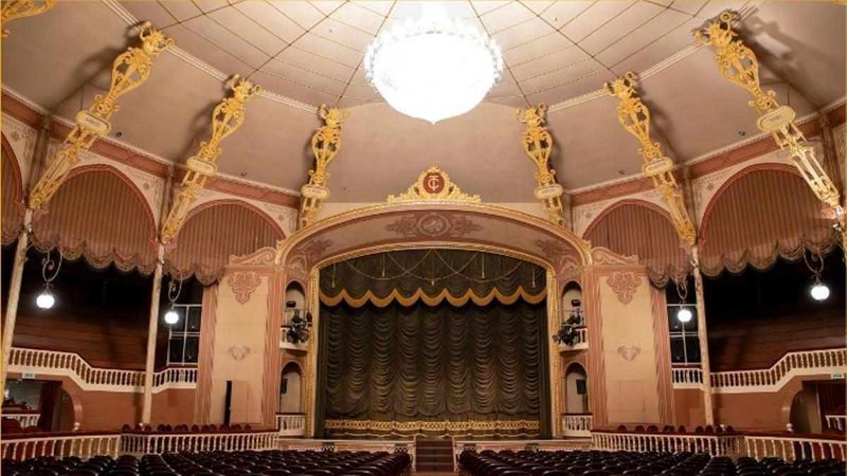 El Teatro Circo de Orihuela vuelve a llenar de humor, sabor y buen ambiente sus noches con “Risas y Picoteo”