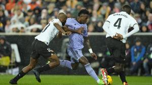 Vinicius intenta un centro ante Foulquier y Diakhaby, este sábado en Mestalla.