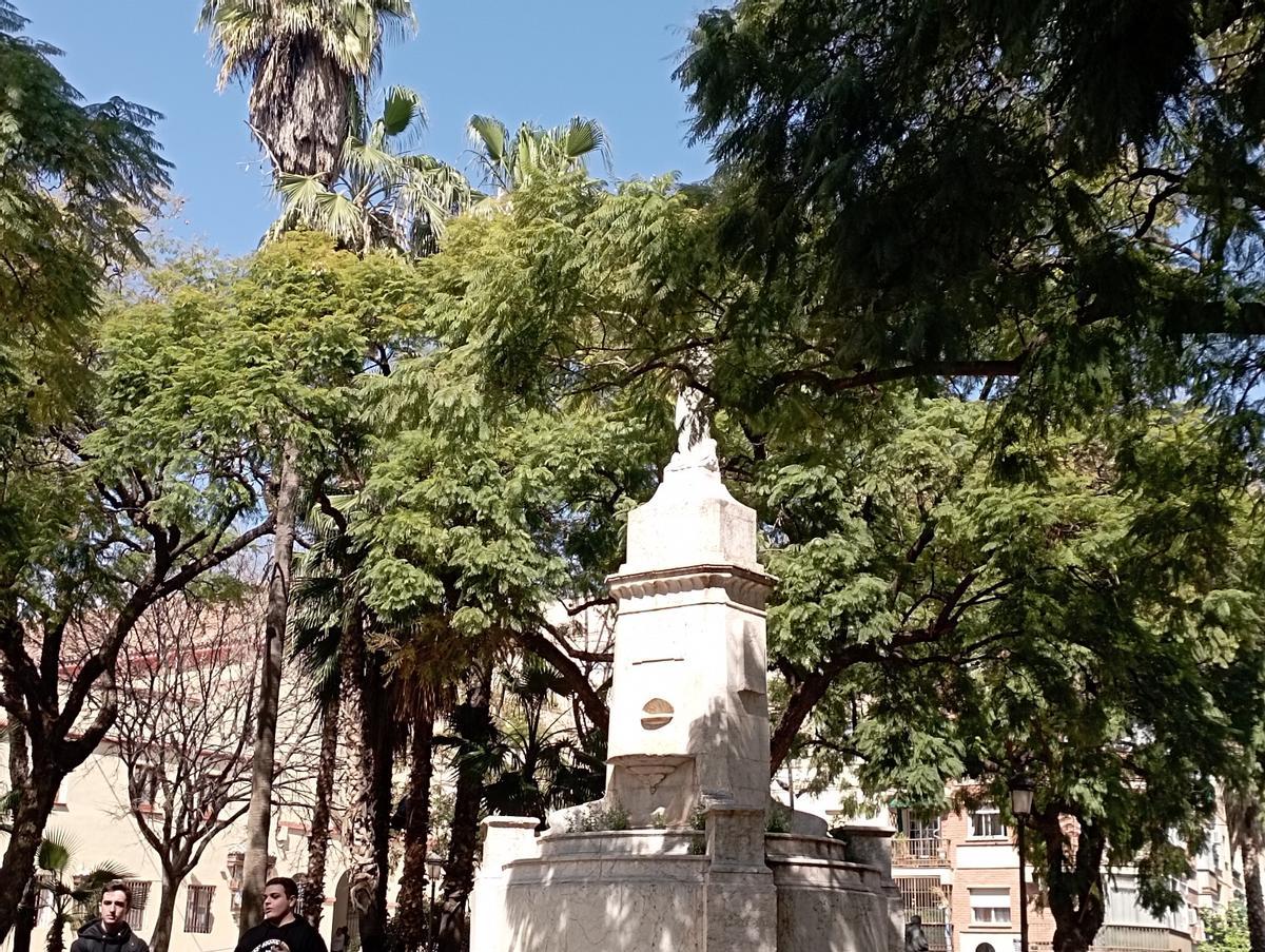 Monumento a la Inmaculada Concepción, en la plaza de Capuchinos, este lunes.