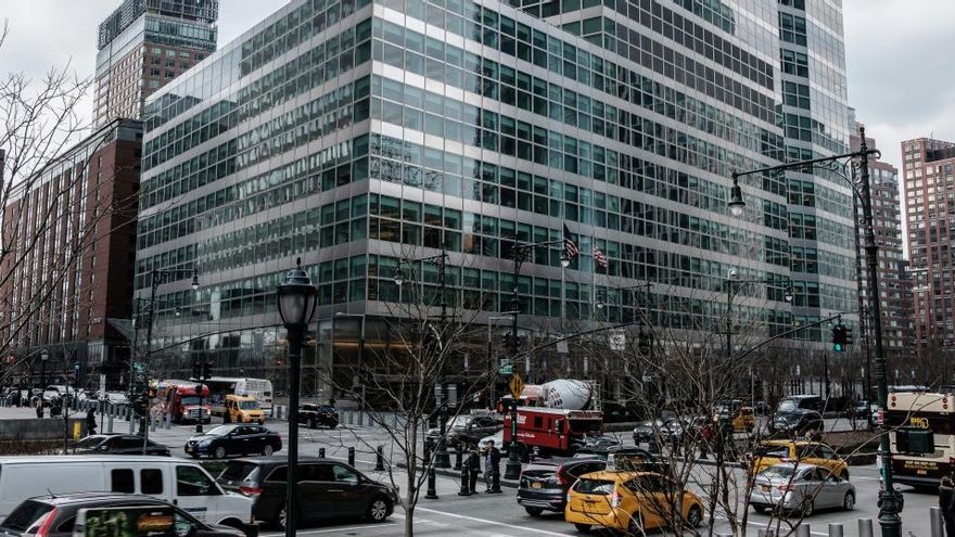 Vehículos circulan frente a la sede de Goldman Sachs en Nueva York.