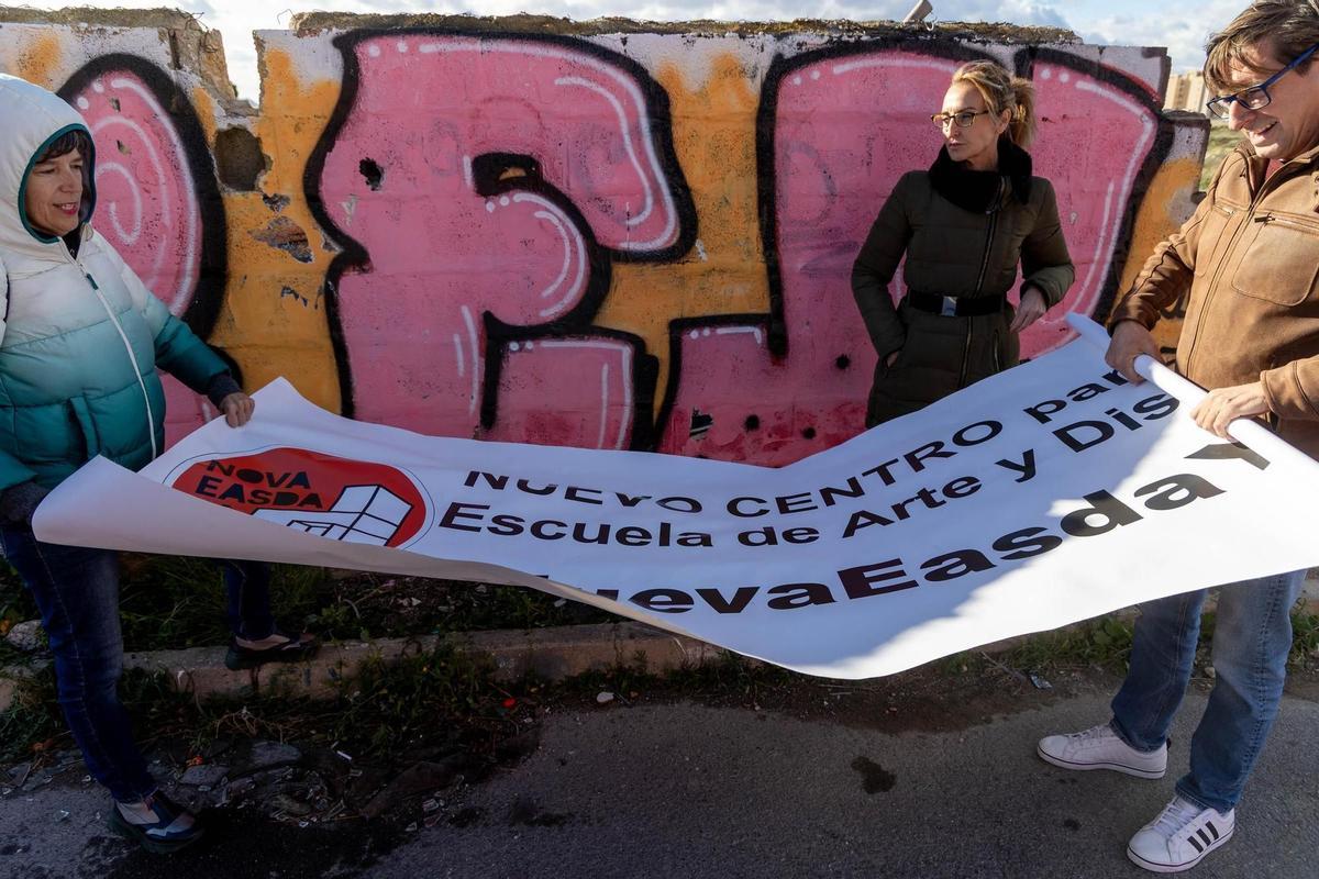 Pancarta solicitando un nuevo centro para la Escuela de Arte -EASDA- cuando la conselleria visitó las instalaciones en febrero