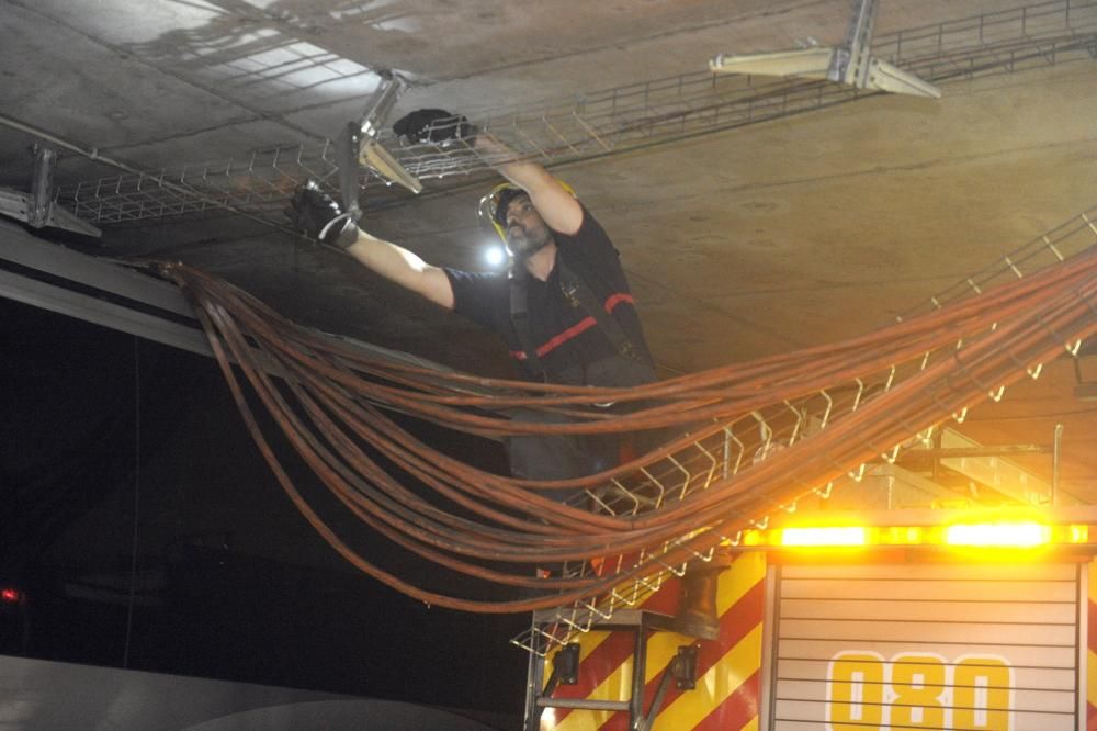 Un autobús escolar, atrapado en el túnel de María