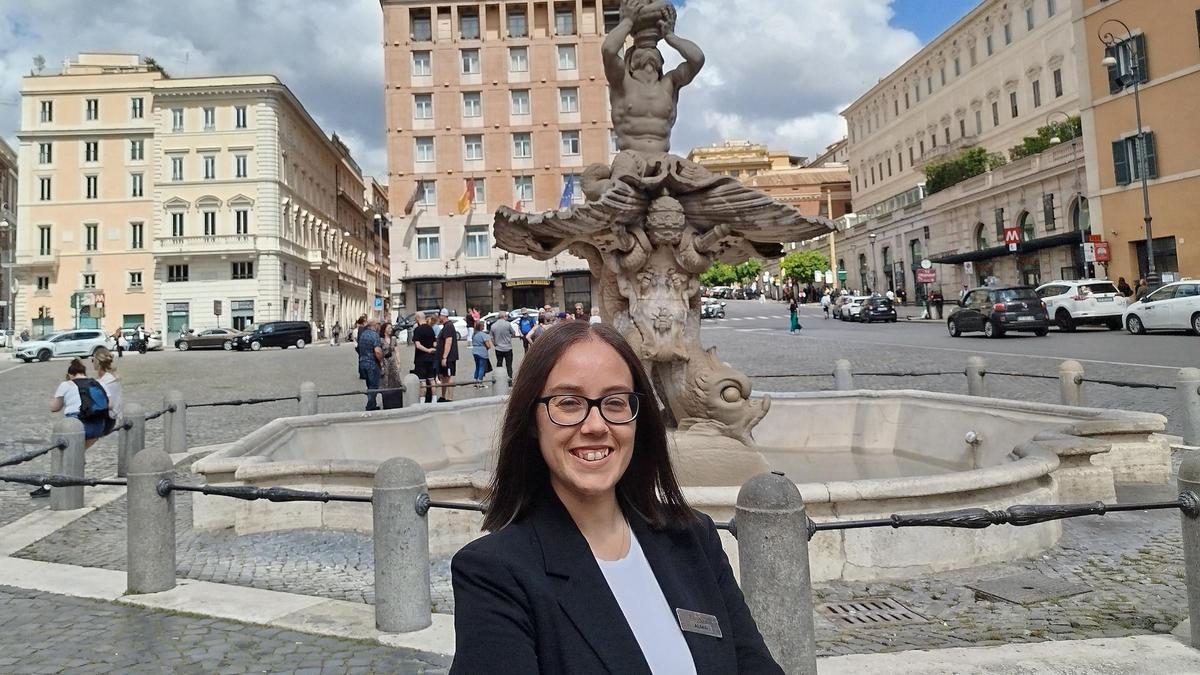 La coruñesa Alma López en la plaza Barberini.