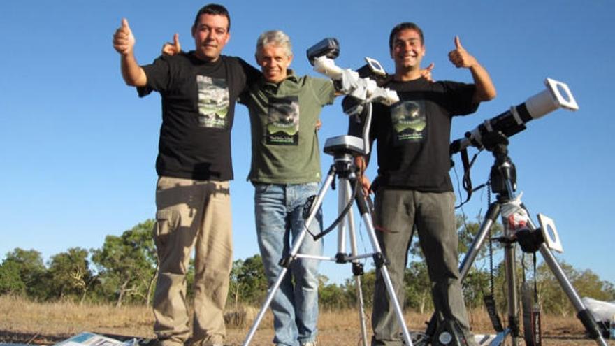 Frank A. Rodríguez (i) junto a dos compañeros de expedición, Antón y Óscar, en Australia. | lp/dlp