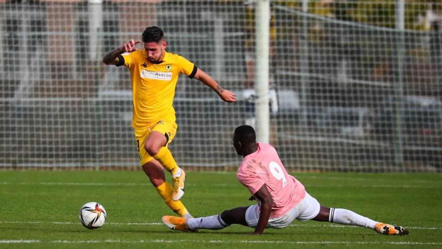 Raúl González sortea la entrada de Moussa Camara durante el amistoso en Oliva que ha ganado el Hércules (0-1)