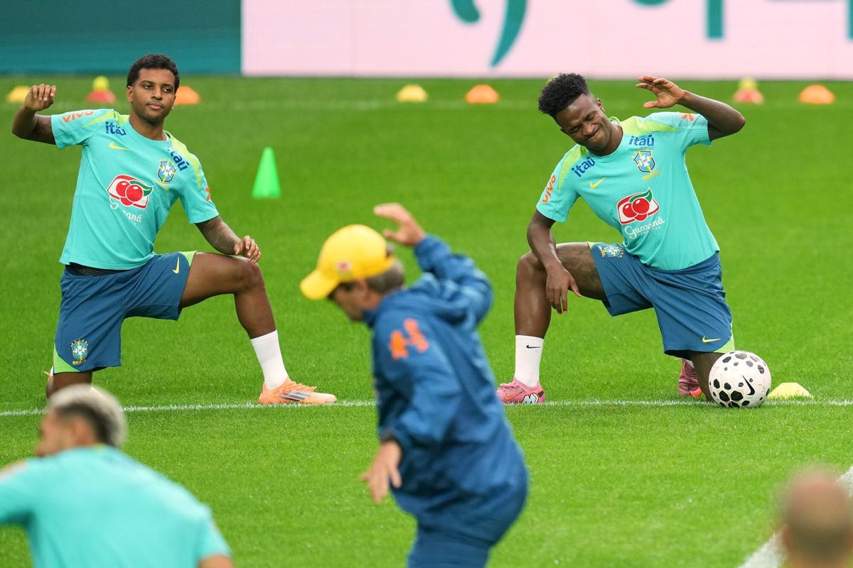 Brazil's Vinicius Junior, right, and Rodrygo warm up during a training session ahead of a friendly soccer match against South Korea at Seoul World Cup Stadium in Seoul, South Korea, Thursday, Oct. 9, 2025. (AP Photo/Lee Jin-man) Associated Press/LaPresse