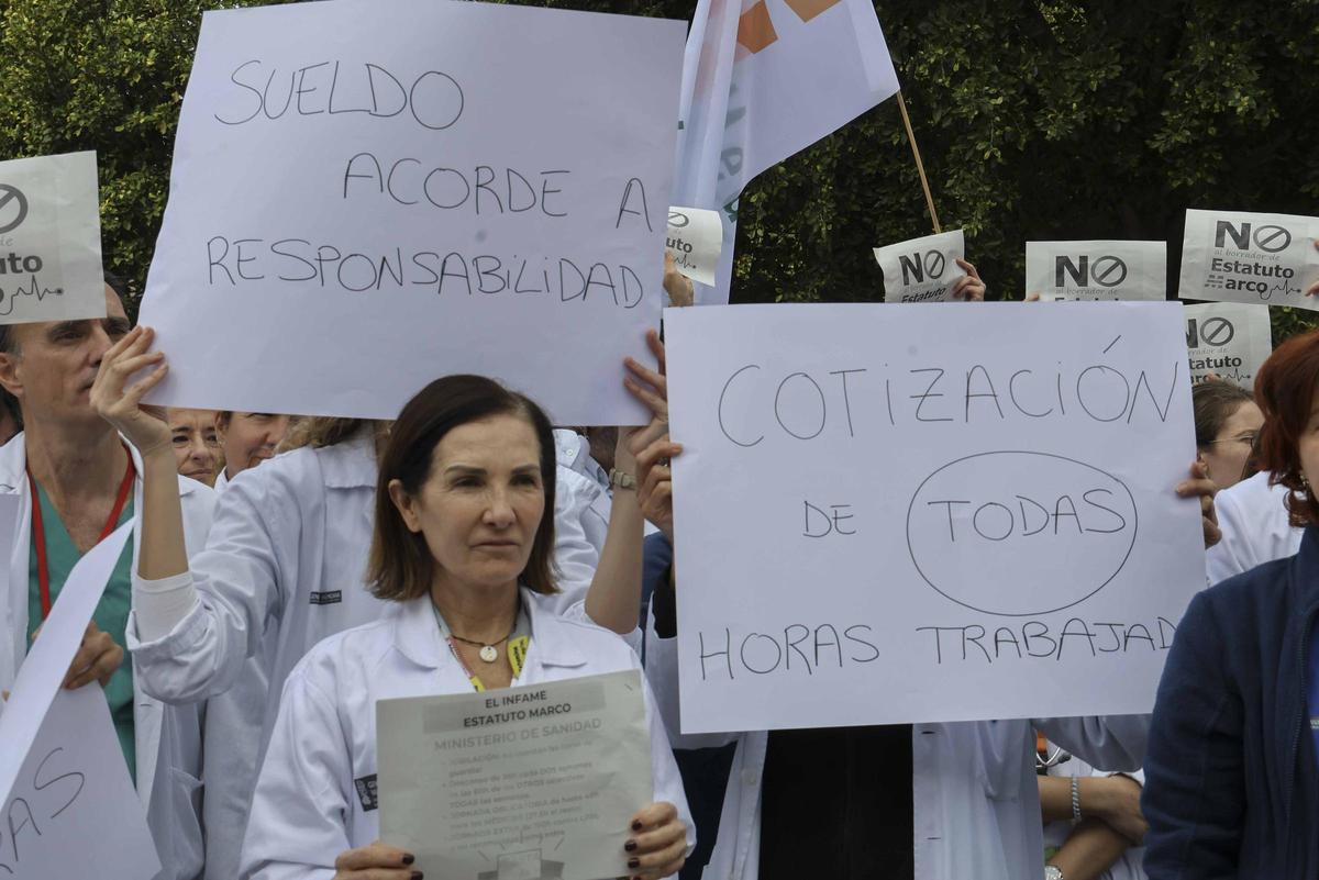 Protesta de los médicos del Hospital de Sant Joan contra el nuevo estatuto laboral