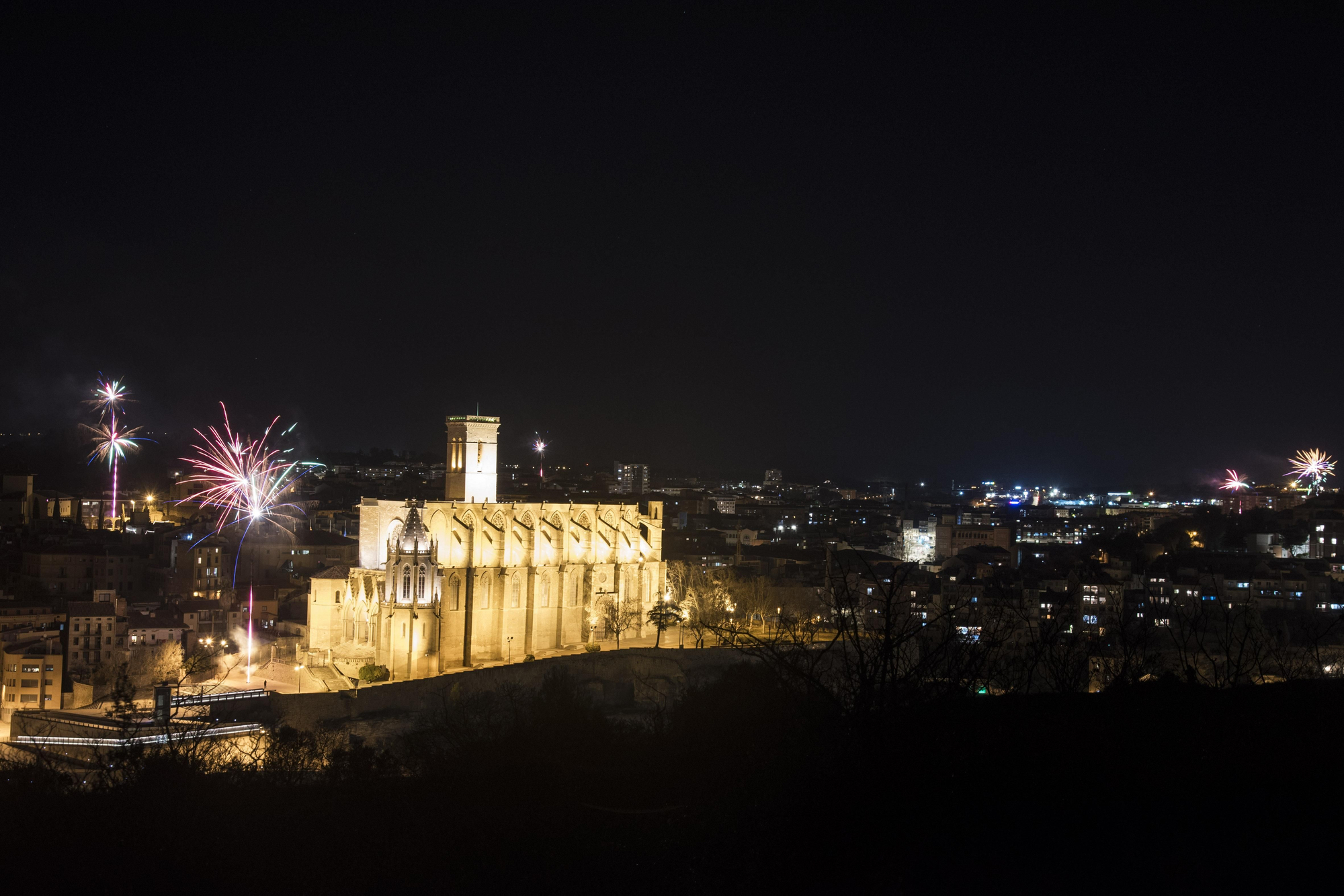 Dotze castells de focs tanquen la Llum 2022