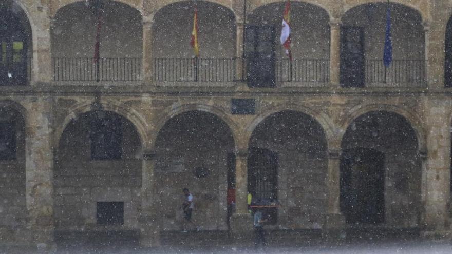 Lluvia en la Plaza Mayor de Zamora en una imagen de archivo.